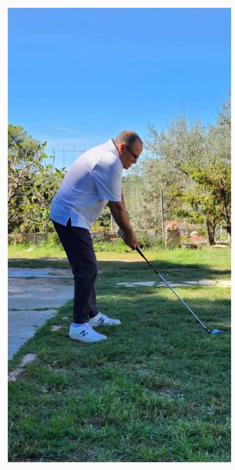 Un socio ejecuta un swing